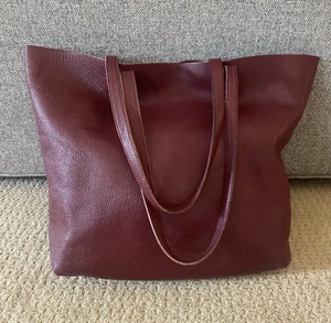 Borsa a tracolla grande Cuyana morbida pelle ciottolata bordeaux destrutturata tote bag - Foto 1 di 17
