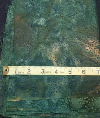Tela batik de costura para colchas de 1 1/2 yardas tonos verdes con manchas estampado animal Foto 1 de 3