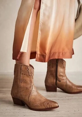 BOTAS FREE PEOPLE NUEVAS FRONTIER DOODLE BOTÍN OCCIDENTAL BRONCEADO Foto 1 de 3
