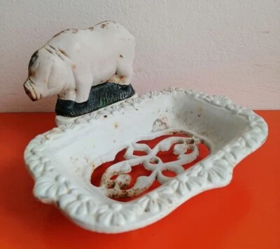 ANCIEN PORTE SAVON EN FONTE ÉMAILLÉE FORME DE COCHON - Photo 1/4