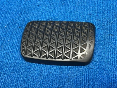 Chevrolet Trax 2018 SUV delantero izquierdo lado del conductor pedal de freno cubierta de goma almohadilla OEM Foto 1 de 4