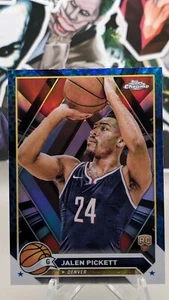 2023-24 Topps Chrome - rifrattore pallacanestro blu #165 Jalen Pickett (RC) - Foto 1 di 3