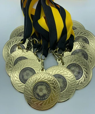 SPA TROPHIES 10 x Man of the Match Medaillen mit schwarzen & gelben Bändern, goldene Fußballmedaille