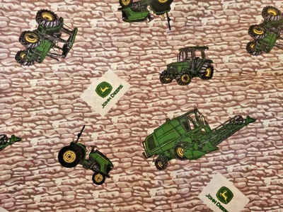 Tecido de algodão John Deere marrom/branco "parede de rocha" fundo com tratores 4+ jardas - Imagem 1 de 3