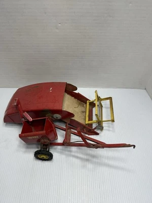 Vintage Tru-Scale Pull Type Harvest Farm Combine 1/16 Scale  Metal Toys Diecast - Image 1 of 4