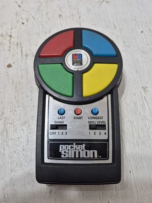 Juego electrónico de mano Pocket Simon 1980 vintage para piezas con cubierta de batería Foto 1 de 3