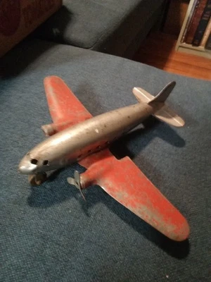 Avión de juguete de hojalata prensada Marx de colección - Avión militar rojo y plateado Foto 1 de 4