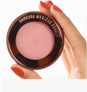 DANESSA MYRICKS DELICIOSO ILUMINADOR DE PIEL BÁLSAMO DESENFOCANTE EN POLVO en rosa sin molestar - Imagen 1 de 2