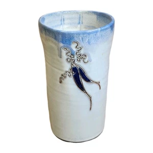 Jarrón de cerámica hecho a mano Studio Pottery esmalte azul con motivo Peapod firmado por artista - Imagen 1 de 12