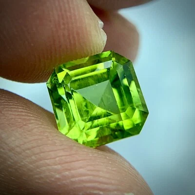 4.52cts Sizzling Green Natural PERIDOT Gemstone Square Pakistan GFCO Certified - Image 1 of 4