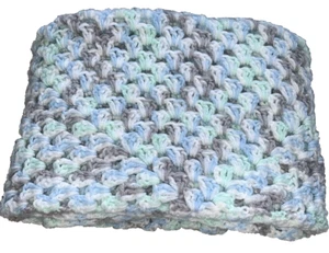 Manta bebé ganchillo afgano hecha a mano 36 x 39 blanco azul gris verde - Imagen 1 de 5
