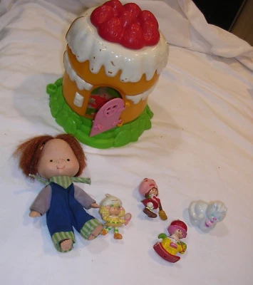 #M VINTAGE STRAWBERRY SHORTCAKE 1981 MINI HOUSE & MINIS~Kenner American Greeting - Image 1 of 4