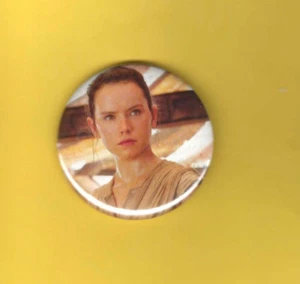 Star Wars REY Daisy Ridley Pin Rückseite 2" Movie Button - Bild 1 von 2