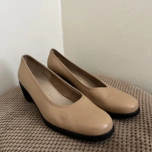 SALVATORE FERRAGAMO Boutique Pebbled Leather Low Wedge Loafers, Beige- Size 9 b - Picture 1 of 8
