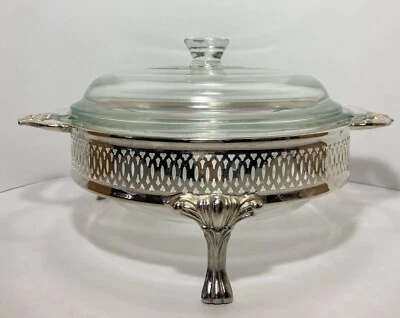 Cazuela de vidrio transparente con tapa y soporte para servir plateado con toalla Foto 1 de 4
