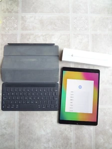Apple iPad Pro 1st Generation A1701 10.5" 64GB Wi-Fi MQDT2LL/A & Extra - Picture 1 of 24