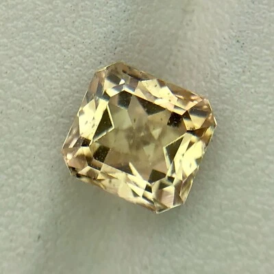 Increíble piedra de topacio marrón amarillento de corte cuadrado natural Foto 1 de 4