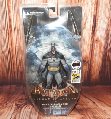 7-дюймовая фигурка Batman Arkham Asylum Battle Damaged Batman SDCC 2010 НОВАЯ 4000 - Изображение 1 из 4