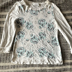 Blusa Floral Croft & Barrow Talla Pequeña Blanca y Azul - Imagen 1 de 4