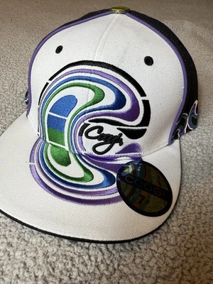 COOGI DE COLECCIÓN Hombres Sombrero Ajustado Blanco Púrpura Negro Logo Urbano Moda Hip Hop 7 5/8 Nuevo Foto 1 de 4