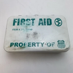 Kit de primeros auxilios UNION PACIFIC lata de metal (vacío) vintage - Imagen 1 de 9