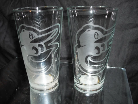 BALTIMORE ORIOLES ETCHED LOGO (2) PINT GLASSES NEW 16 OUNCES BIRD LOGO Cover