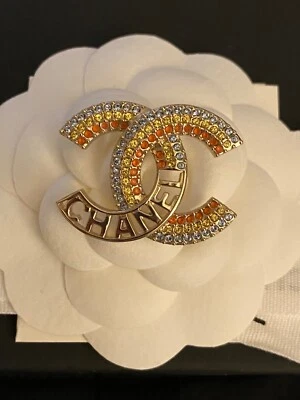 Chanel CC Logo Multicolor Cristal Broche Metal Dorado Tamaño Pequeño Prendedor Auténtico 💛 Foto 1 de 4