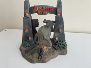 2011 Jurassic Park T-Rex Gate Statue (KEINE DVD ENTHALTEN). - Bild 1 von 3