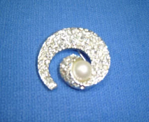 Elegant Vintage Brooch Pin With Faux Pearl & Clear Rhinestones - Picture 1 of 6