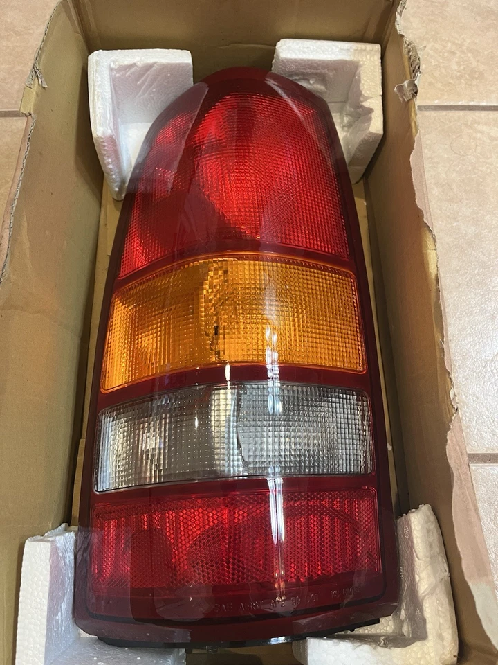 Задний фонарь в сборе со стороны водителя Eagle Eyes GM167-U000L GM Sierra Silverado - Изображение 1 из 4