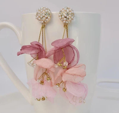 复古 Anthropologie 花簇耳环粉色薄纱珍珠金波西米亚 CZ 滴 — 第 1/4 张图片