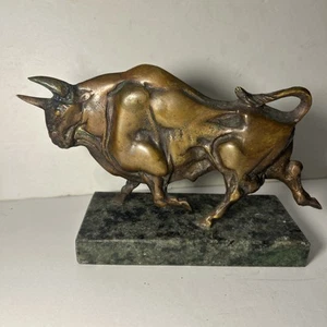 Statua scultura in metallo bronzo toro rivolto verso l'alto firmata originale BA - Foto 1 di 10