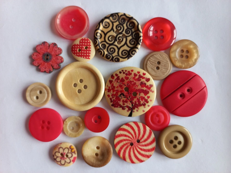 Knöpfe hellrot beige Mischung Konvolut Basteln - Bild 1 von 1