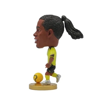 6,5 cm Ronaldinho FC Barcelona Fußballspieler Resin Fußball Figur Sammlung Spielzeug - Bild 1 von 1