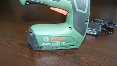 Pistola de grampo Bosch PTK 3.6V Li sem fio - Pistola de grampo elétrica com carregador - Imagem 1 de 4