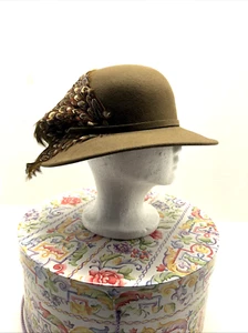 Vintage Mr John Moderne braun Filz Damen Hut wunderschön Feder Akzent mit Hutbox - Bild 1 von 8