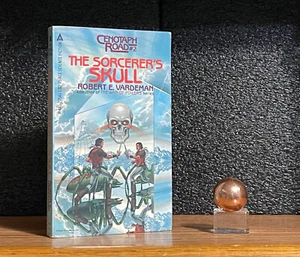 ROBERT VARDEMAN Sorcerer's Skull 1983 vntg pb 1st SCIENCE FANTASY Cenotaph Road! - Foto 1 di 11