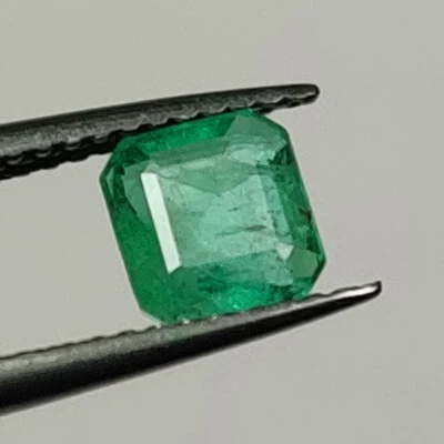 0.92 CT - Natural Zambian Emerald Nice Luster Green Gem Square Shape - 3135 - Image 1 of 2