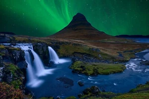 Fotomural FIELTRO AURORA BOREAL CASCADA (6210S) cielo montañas verde Kanskade XXL - Imagen 1 de 3