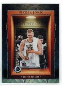 Nikola Jokic 2023-24 Hoops Premium Stock Trophy Case SSP #9 Scope Prizm Case Hit - Foto 1 di 2