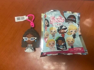 Barbie (65th Anniversary Barbie) Monogramm Serie 1 figuraler Taschenclip - Bild 1 von 5