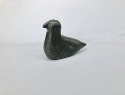 老式因纽特人手工雕刻皂石鸭鸟雕像签名 — 第 1/4 张图片