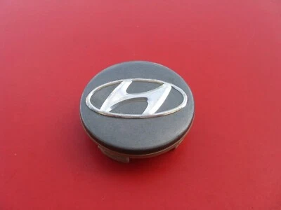 HYUNDAI AZERA SANTA FE 1 WHEEL RIM HUB CAP HUBCAP CENTER COVER PLUG USED #662 - Image 1 of 2