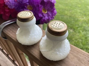 Vintage/antik Runde Milch Glas Salz & Pfeffer Shaker Blumendesign Sammler - Bild 1 von 9