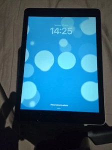 Apple iPad 5th Generation 128GB Wi-Fi MP2H2LL/A - Picture 1 of 9