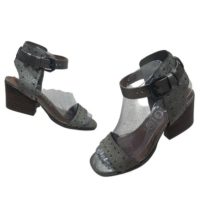 Sandalias para mujer Nicole de cuero metálico con tachuelas correa al tobillo talla 6,5 M Foto 1 de 4