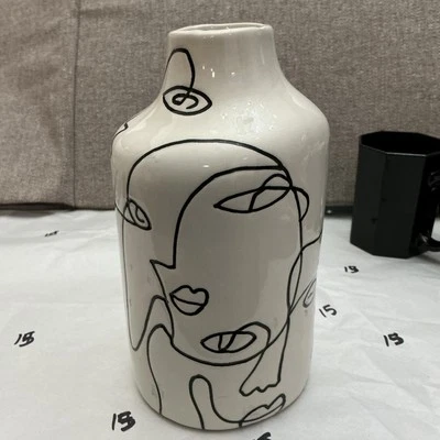 Jarrón facial de cerámica Anthropologie blanco y negro abstracto geométrico Picasso Foto 1 de 4
