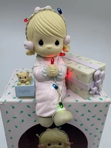 Precious moment girl holding lights with a cat Lights Up Battery Operated - Picture 1 of 6