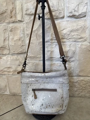 Bolso bandolera Myra para mujer de cuero de vaca con cremallera superior blanco marrón Foto 1 de 4