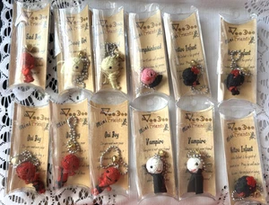 Menge 12 VOO DOO Mini Freunde Schlüsselanhänger Trauriger Junge, Klatschmädchen, Oui Junge + mehr - Bild 1 von 5